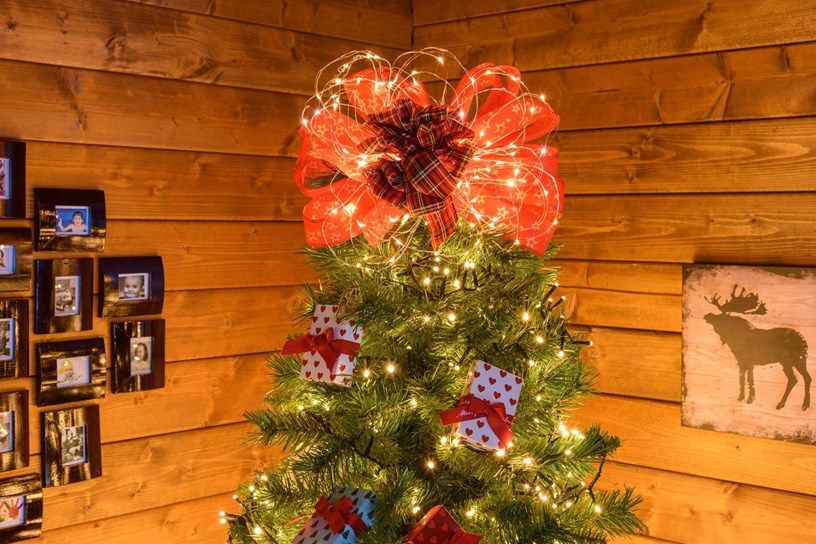 Puntale fai da te con fiocchi rossi e microLED sulla cima dell’albero di Natale