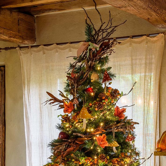 Rami secchi e decorazioni naturali raccolti sulla punta di un albero di Natale rustico