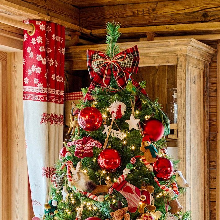 Fiocco scozzese rosso usato come puntale di un albero di Natale tradizionale